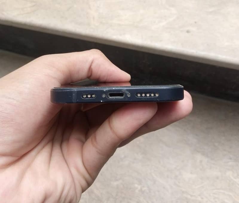Apple iPhone 12 4