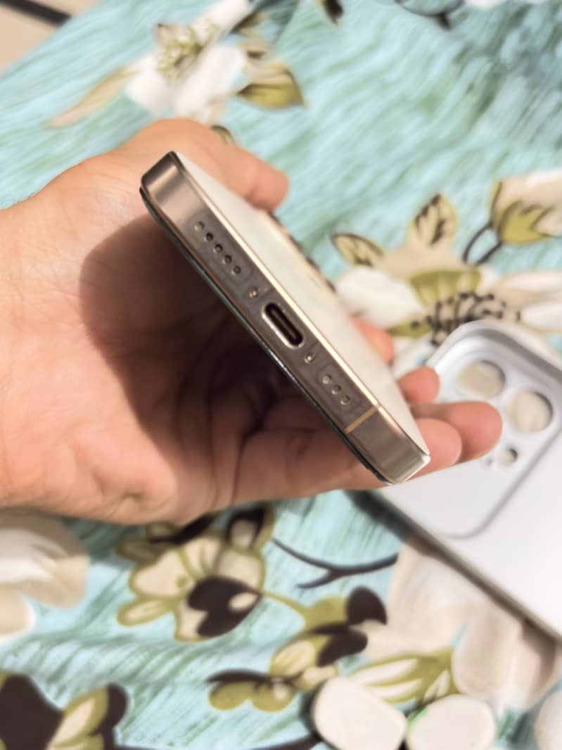 Apple iPhone 16 Pro 3