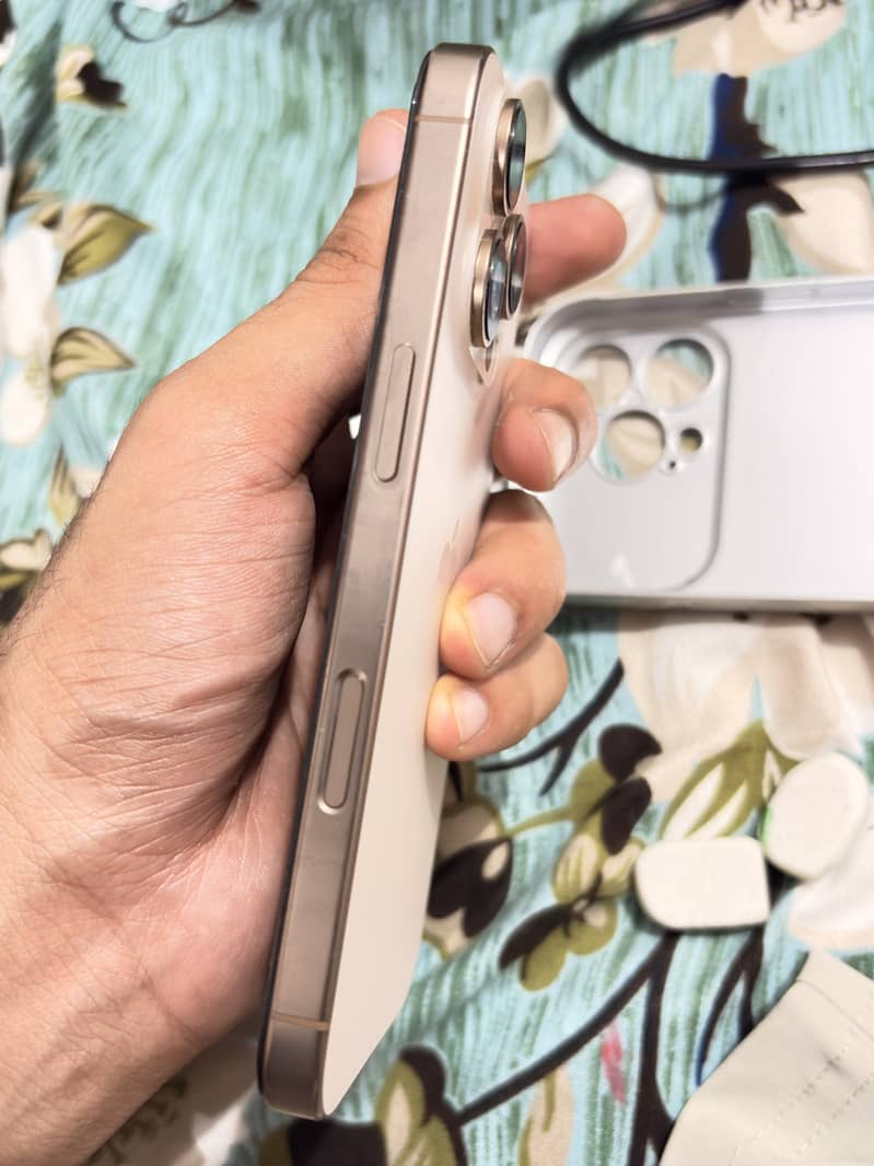 Apple iPhone 16 Pro 4