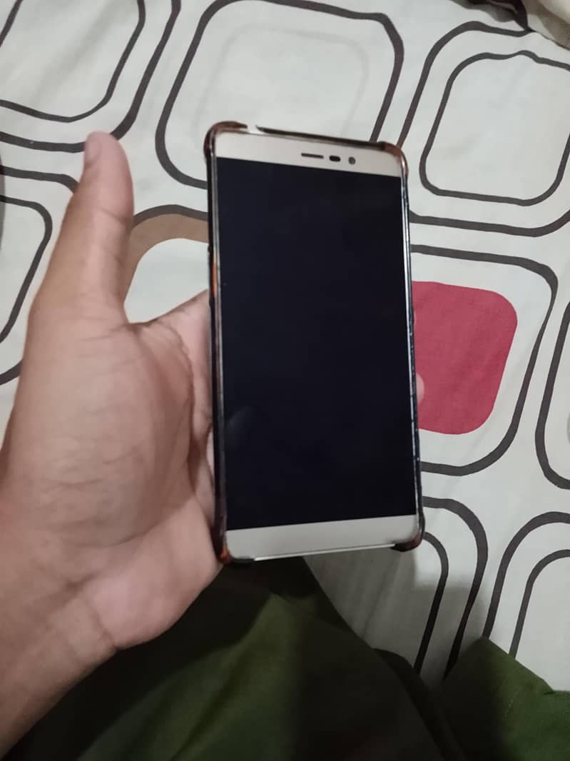 QMobile E1 3