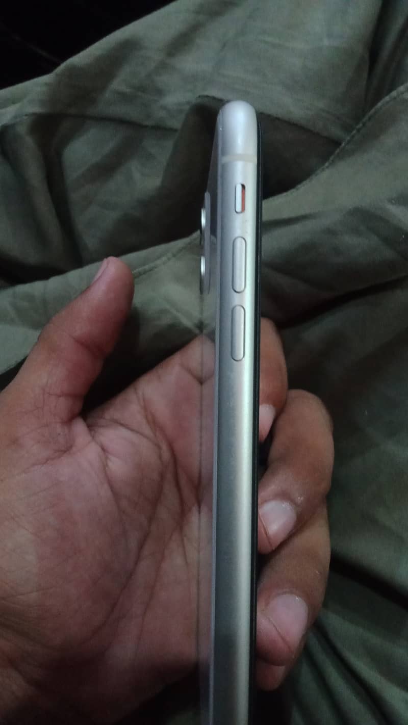 Apple iPhone 11 3