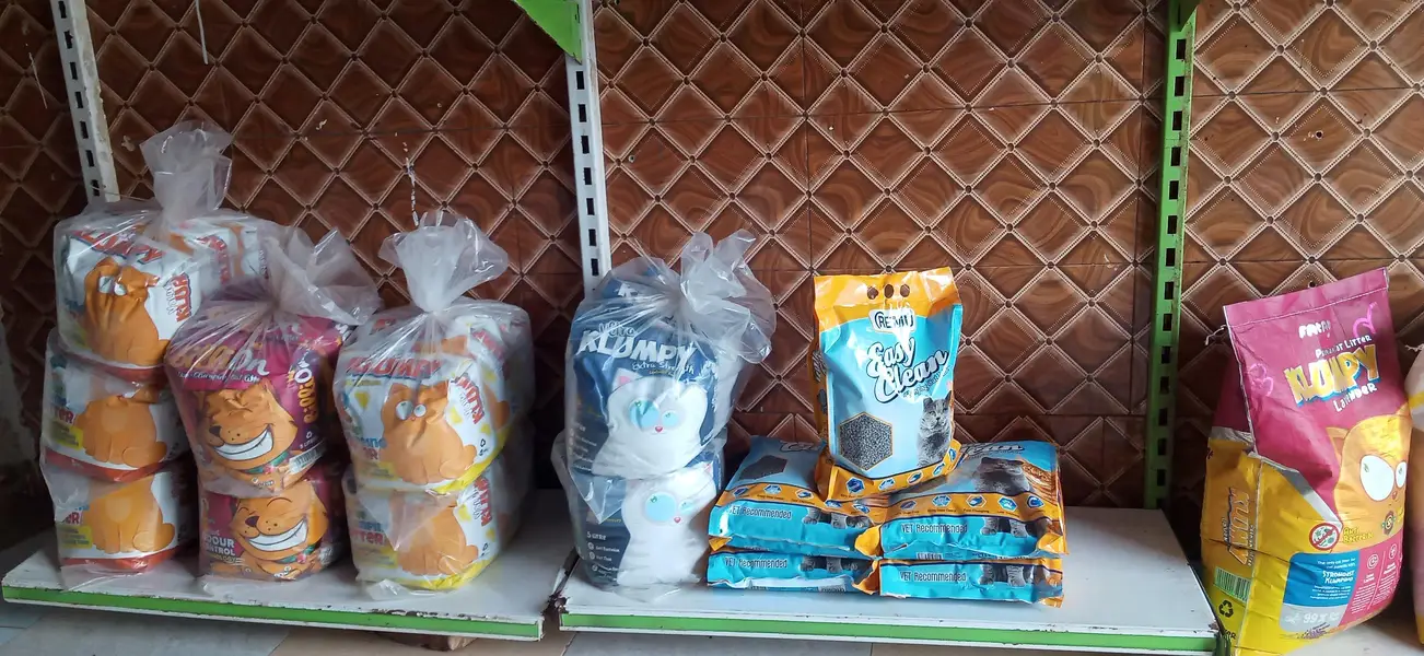 We have almost every cat food availableand free treat with each pack — photo 3