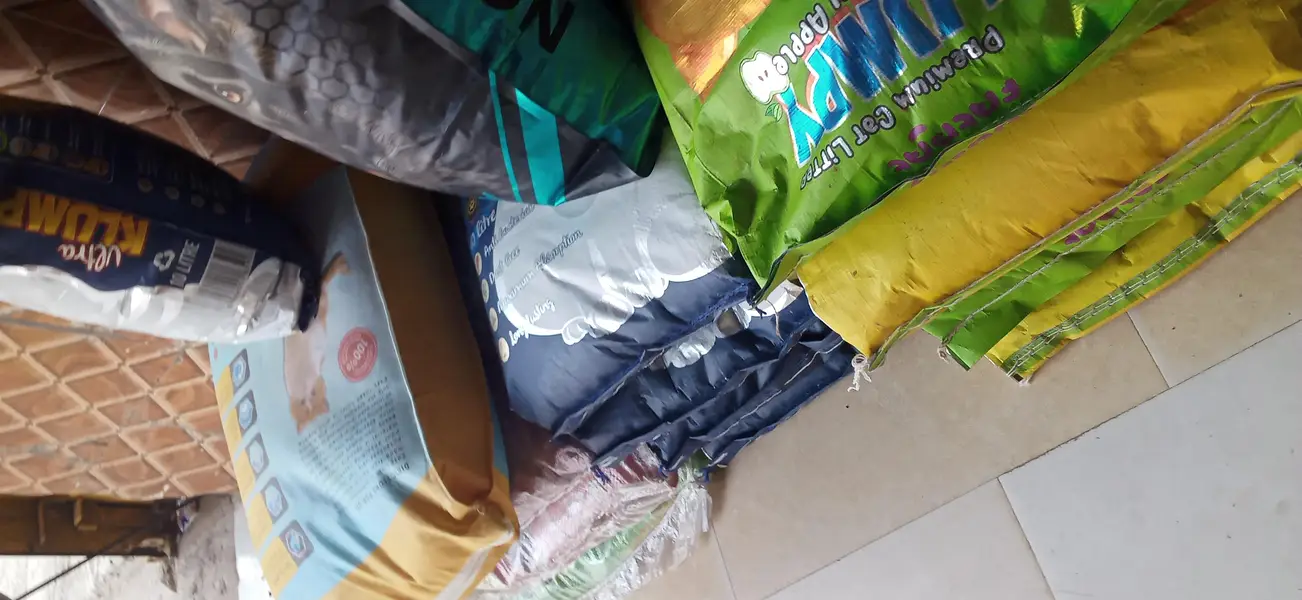 We have almost every cat food availableand free treat with each pack — photo 4