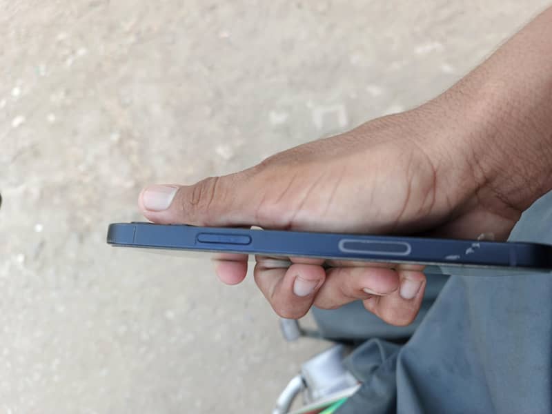 Apple iPhone 12 4