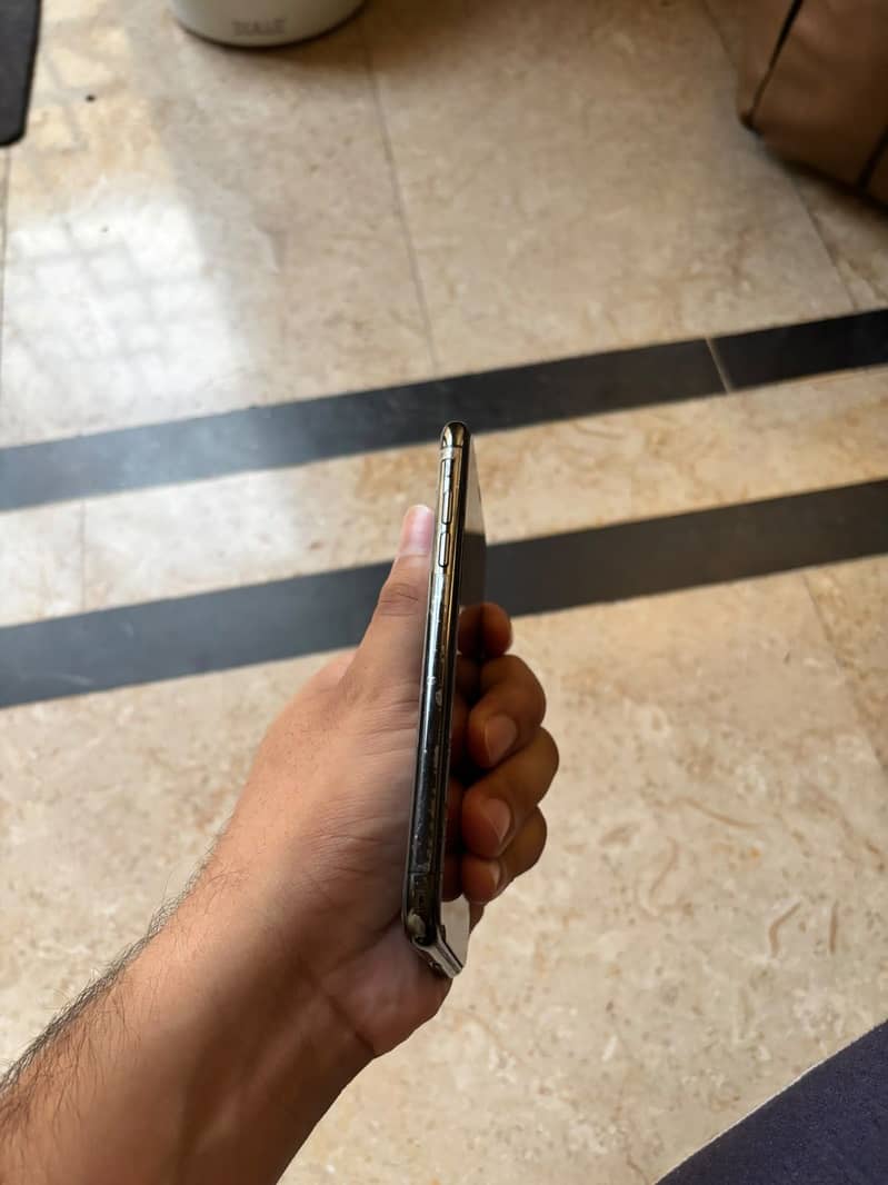 Apple iPhone X 4