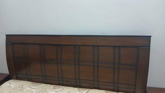 queen zize bed  in qood codition