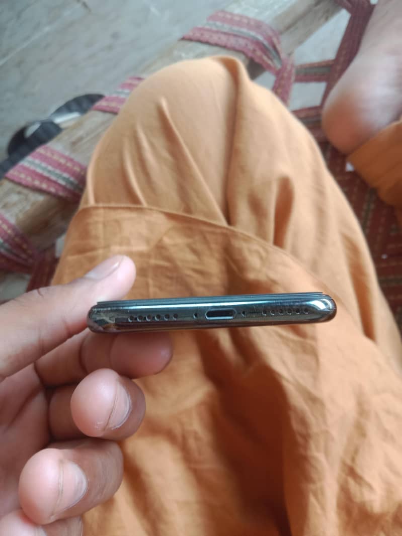 Apple iPhone X 4