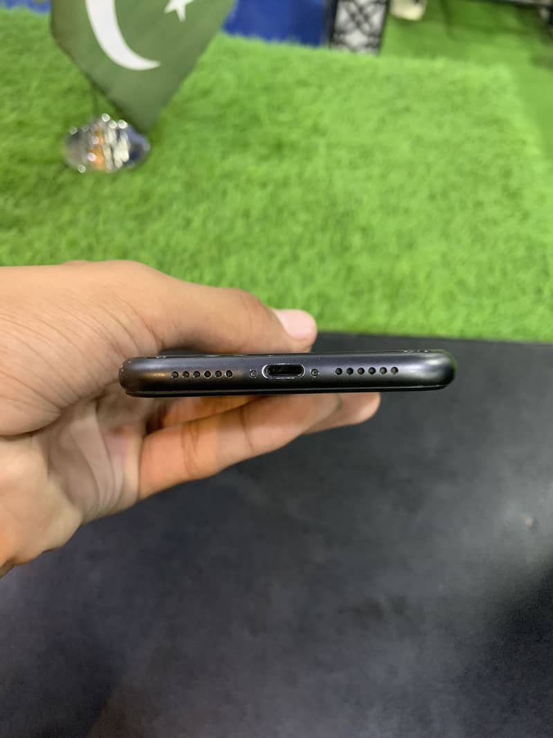Apple iPhone 11 4