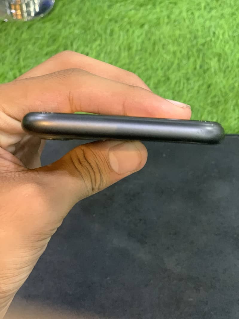 Apple iPhone 11 7