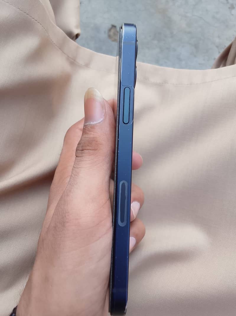 Apple iPhone 12 4