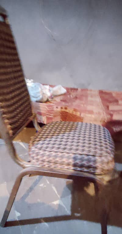 Bht wazni or achi Chiz Hy  10 chairs hy  1 piece ki qeemat 1500 hy