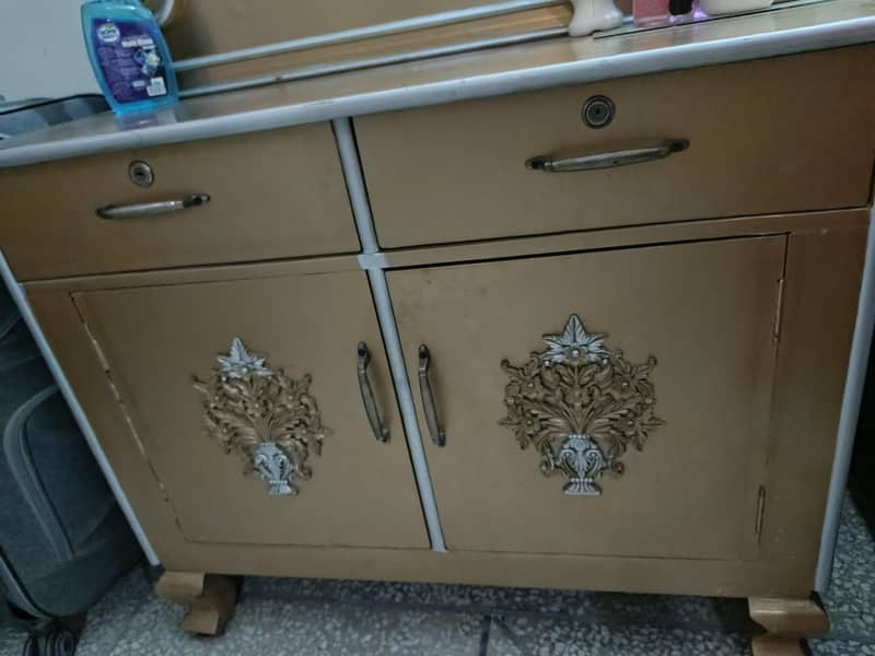 Dressing Table condition 8/10 1