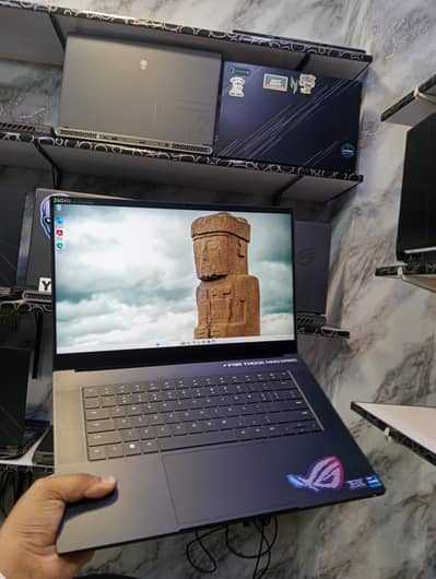 Razer blade Gaming laptop RTX 4070 I7 13TH GEN 240HZ DISPLAY 32GB DDR5