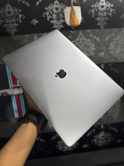 Macbook pro 2018 i7 with touch bar