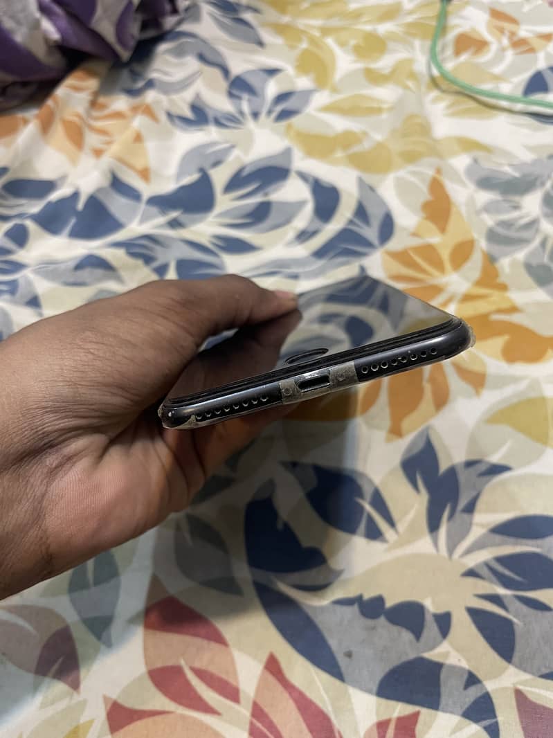 Apple iPhone 7 Plus 5