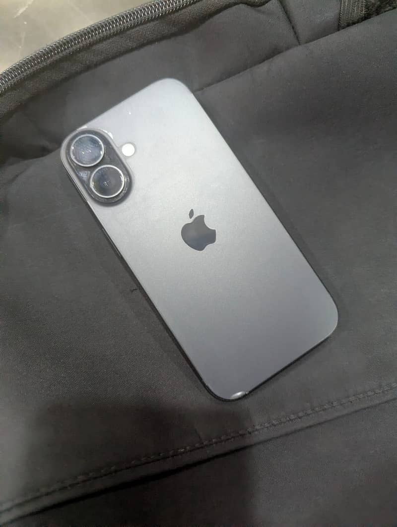 Apple iPhone 16 3