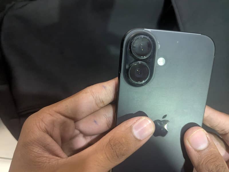Apple iPhone 16 5