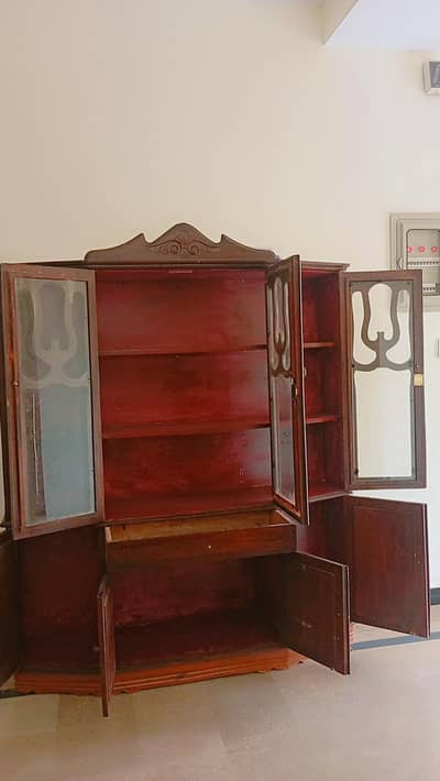 kitchen crockery holding cabinet