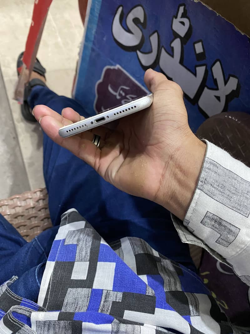 Apple iPhone 8 Plus 3