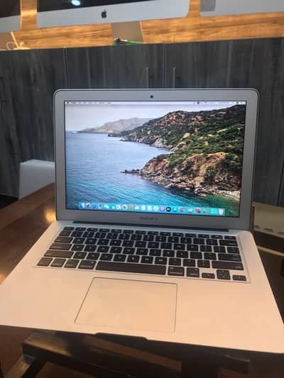 : Apple MacBook Air 2017 (13-inch) – 8GB RAM / 128GB SSD