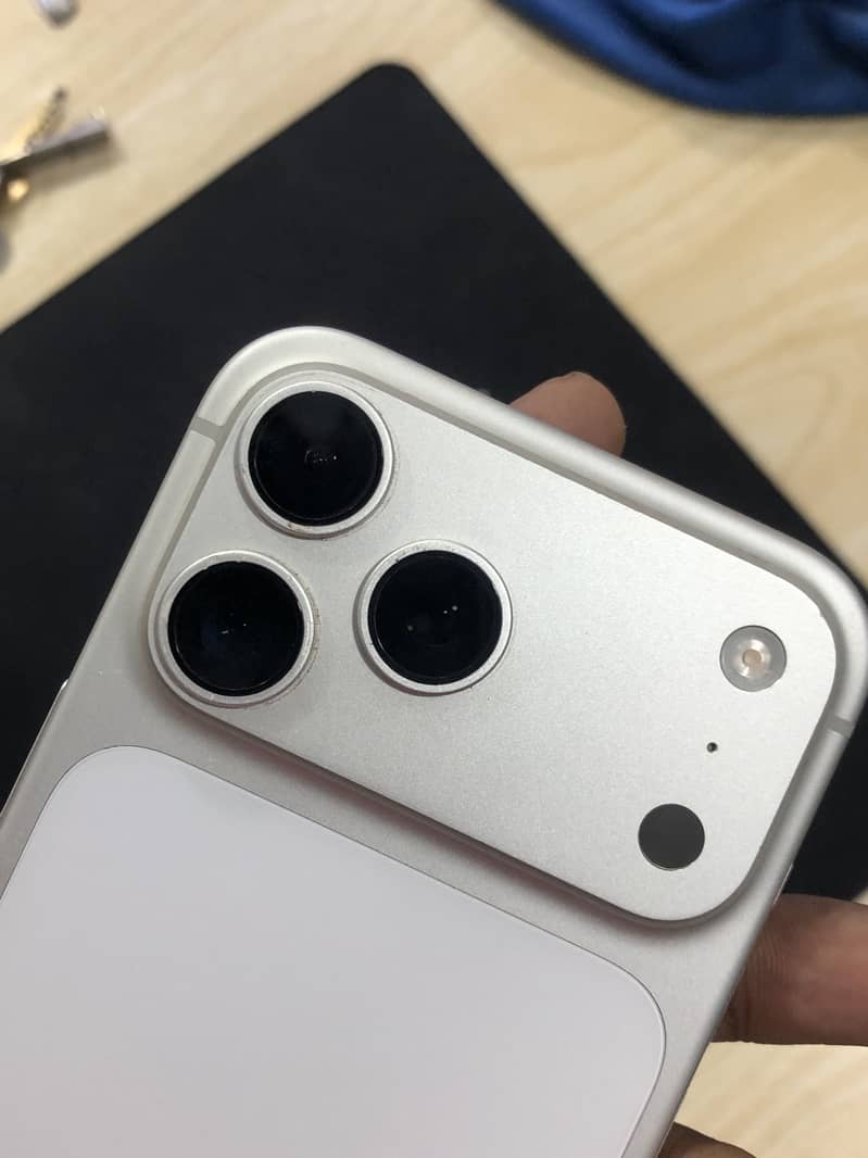 Apple iPhone 17 Pro Max 1