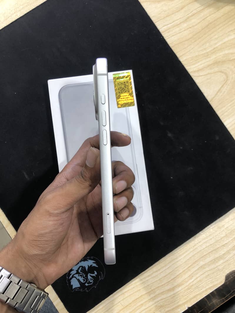 Apple iPhone 17 Pro Max 4