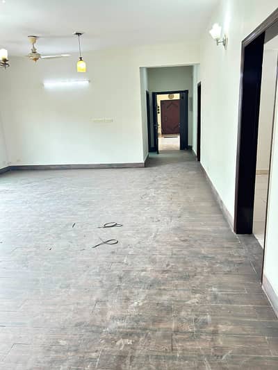 10 MARLA 3 BEDROOM APARTMENT AVAILABLE FOR RENT