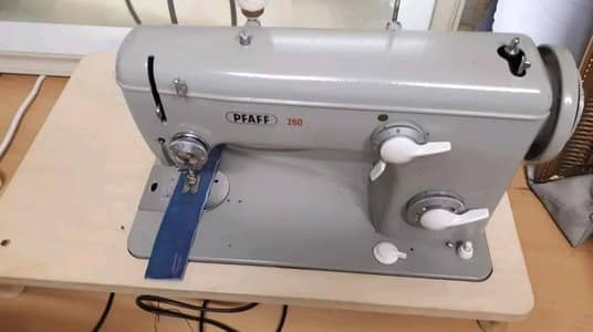 pfaff 260 sewing machine with stand,servo motor and phatta