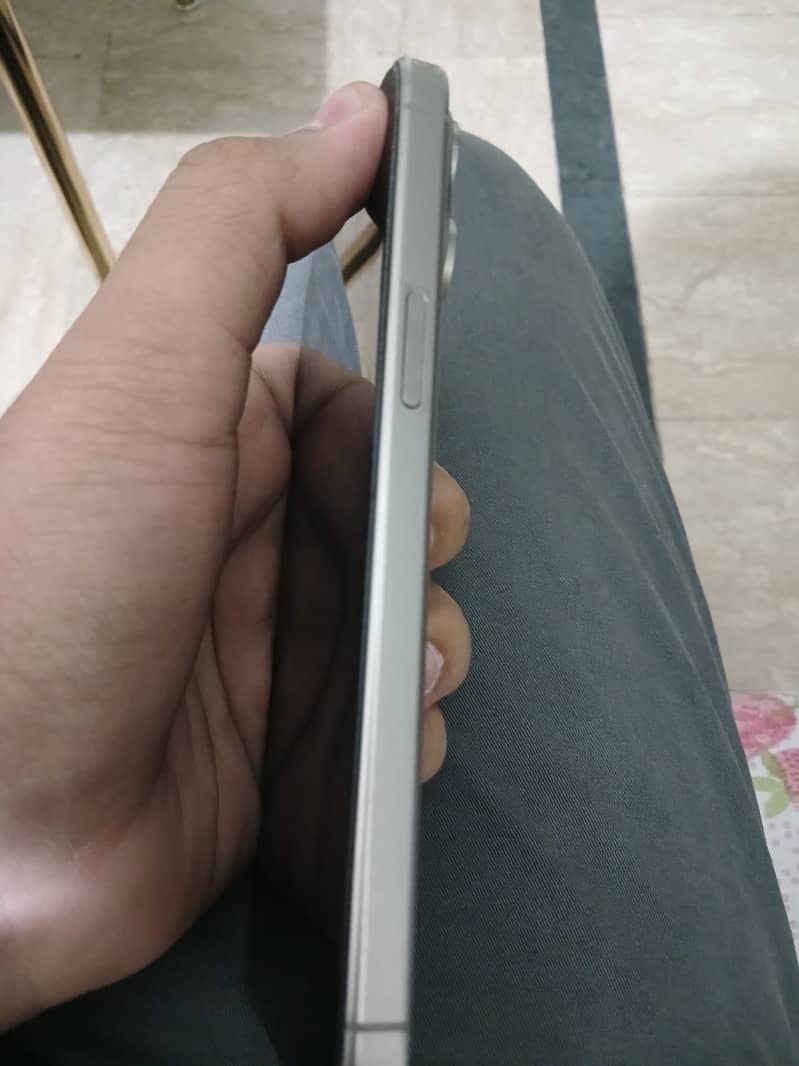 Apple iPhone 15 Pro Max 4