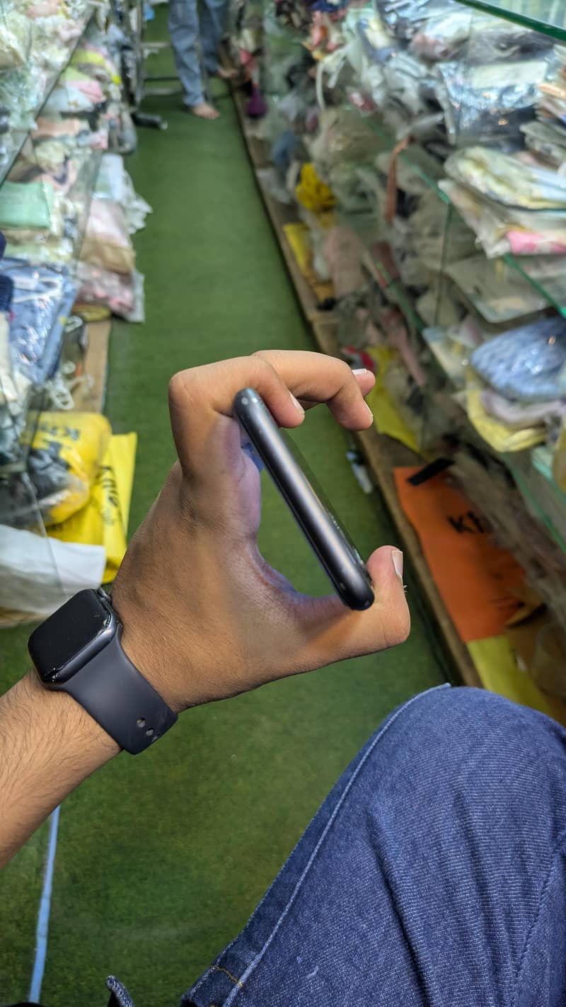 Apple iPhone 11 4