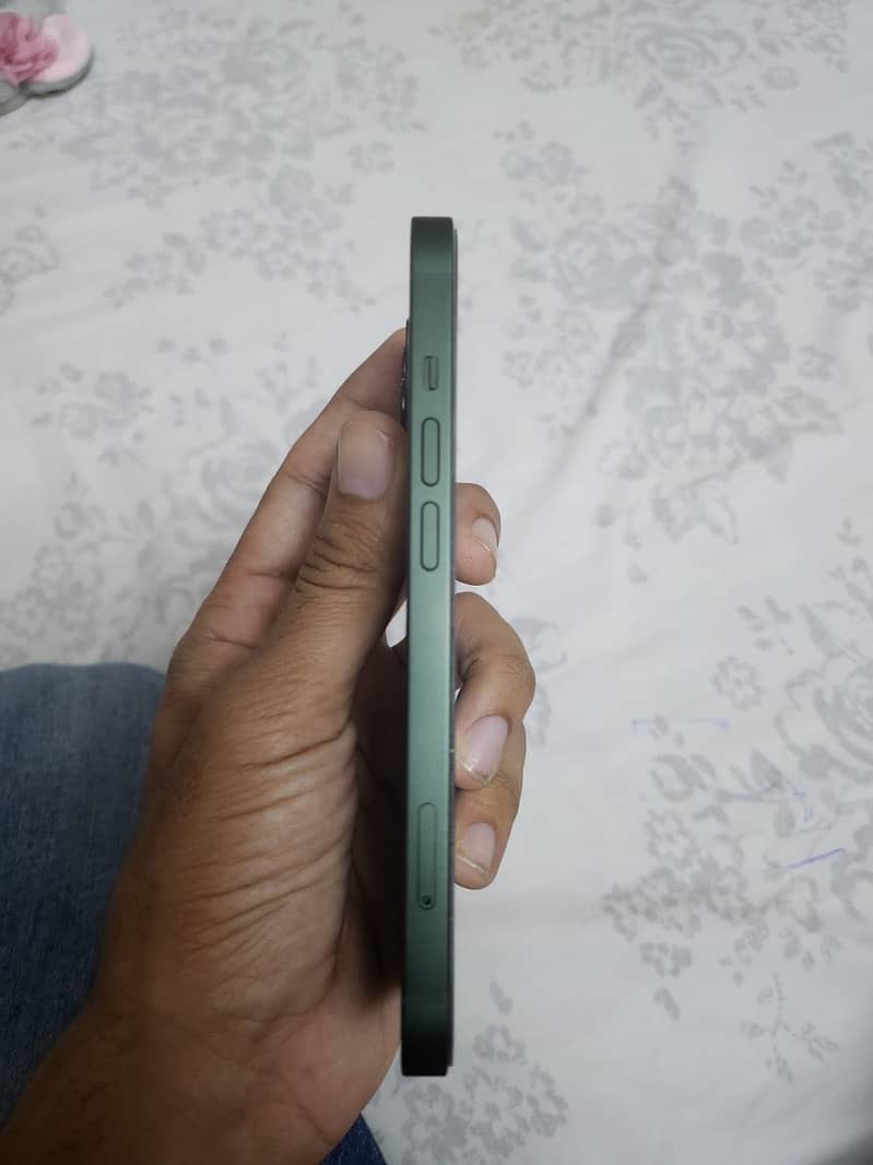 Apple iPhone 13 5