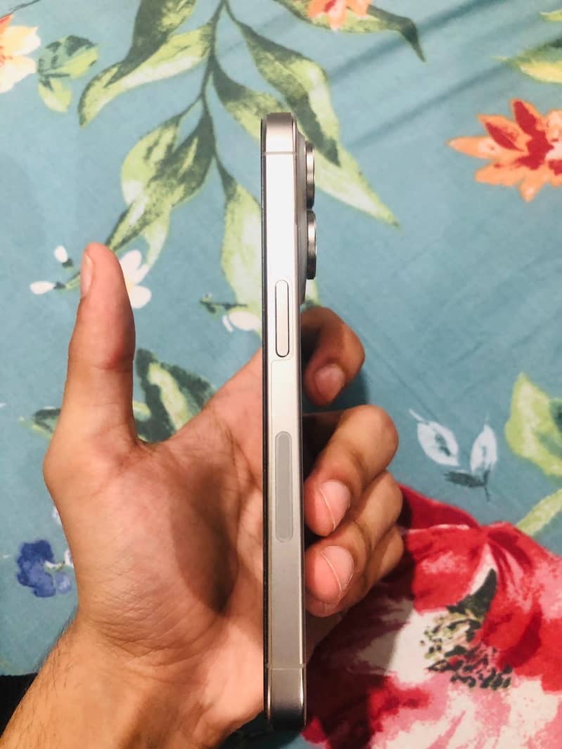 Apple iPhone 15 Pro 3
