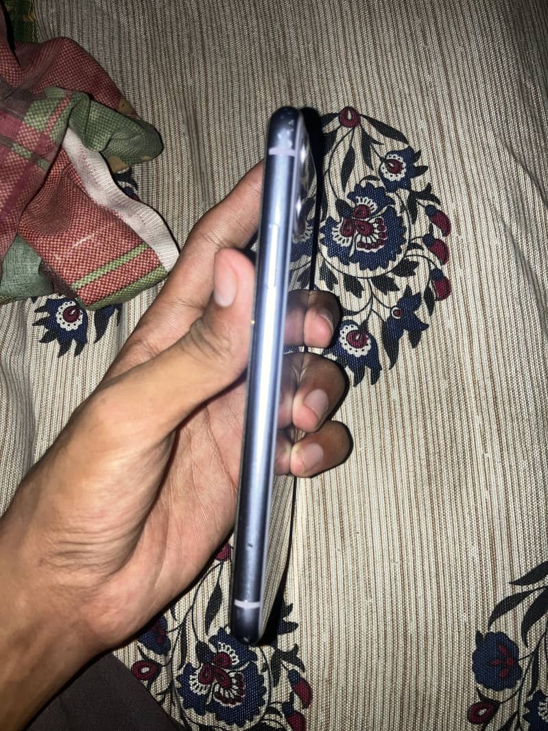 Apple iPhone 11 4