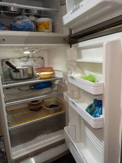 Dawlance campany ka acha chalta hua fridge ha.