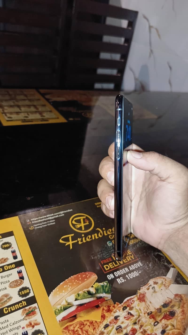 Apple iPhone 11 Pro Max 4