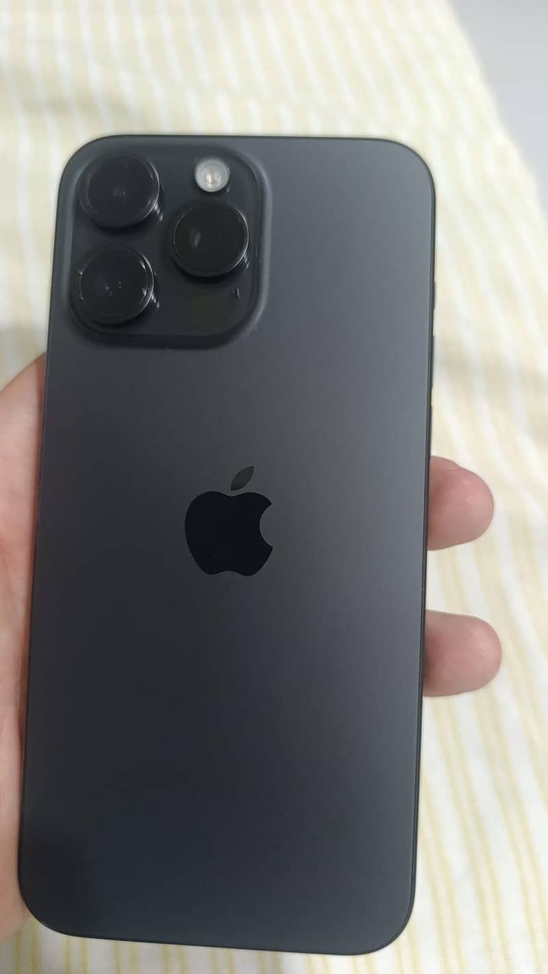 Apple iPhone 15 Pro Max 4
