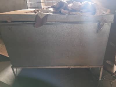Heavy-Duty Metal Storage Trunk (Peti) with Metal Stand