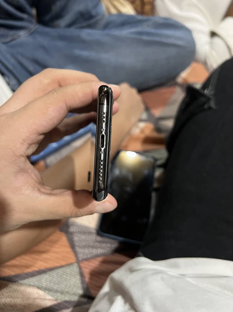 Apple iPhone XS 4