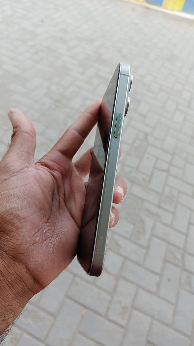 Apple iPhone 15 Pro Max 9