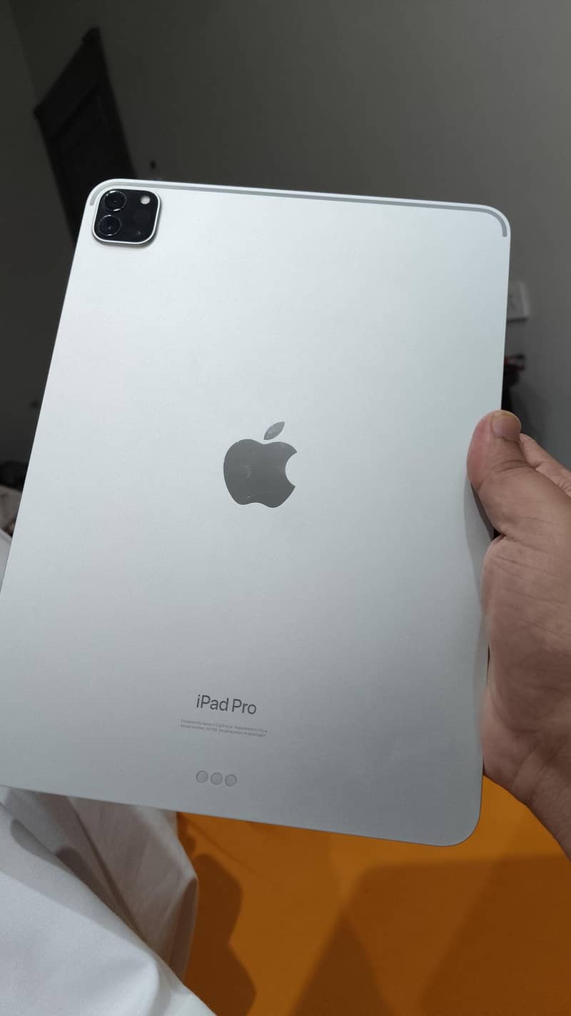 ipad pro m2 10/10 condition 0