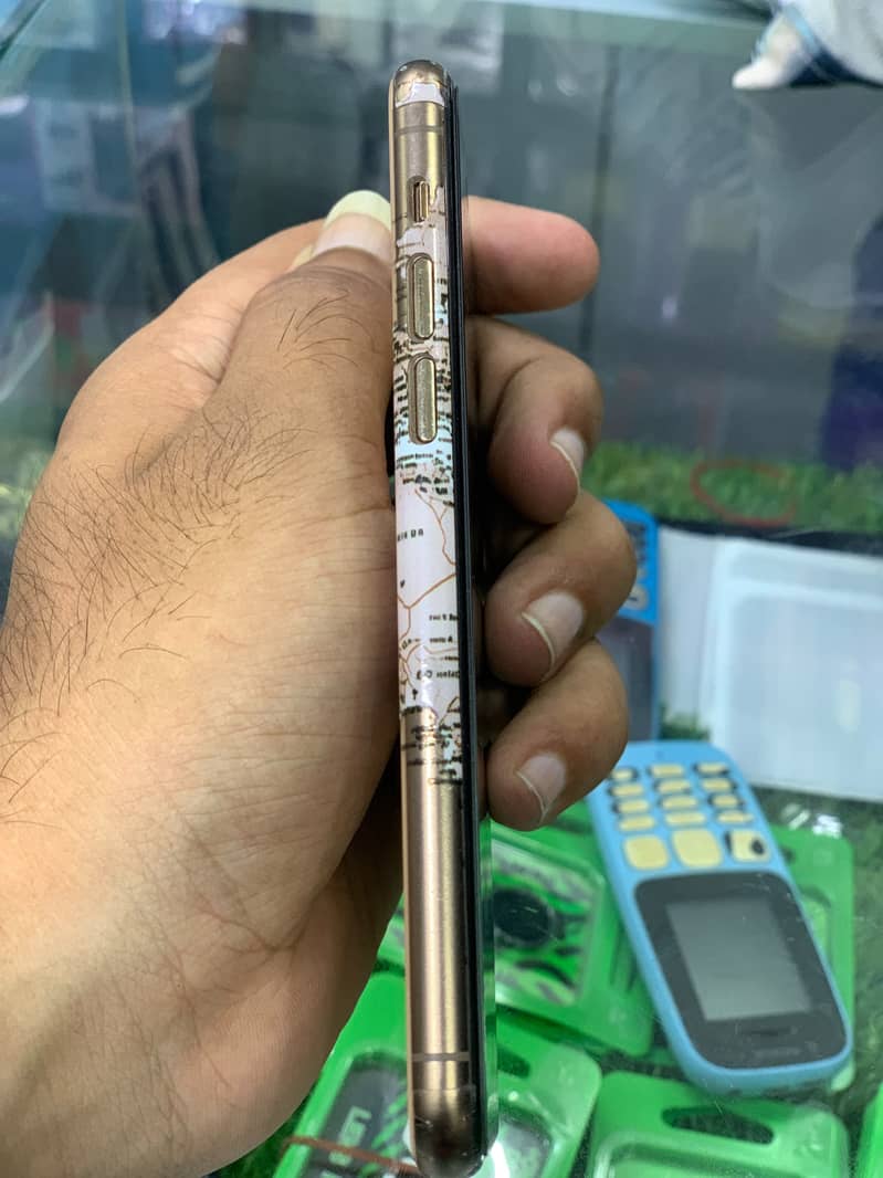 Apple iPhone 11 Pro 4