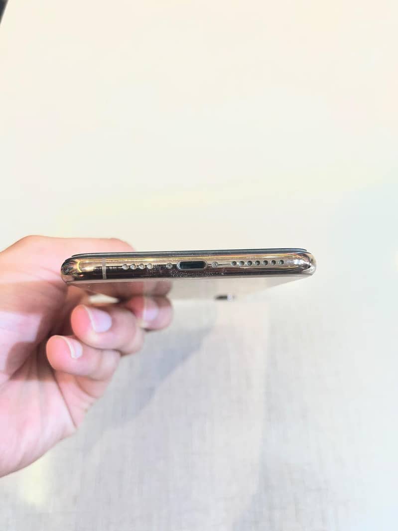 Apple iPhone XS Max 3
