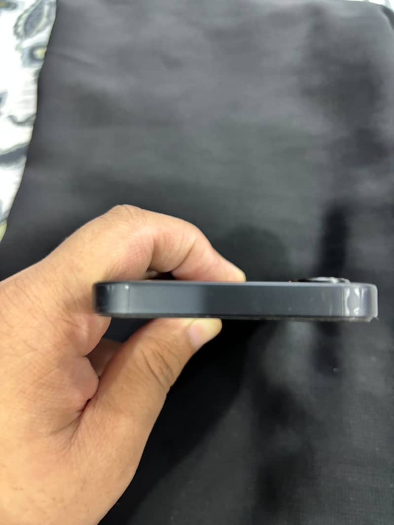 Apple iPhone 16e 2