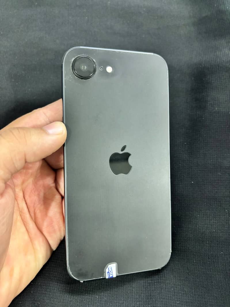 Apple iPhone 16e 0