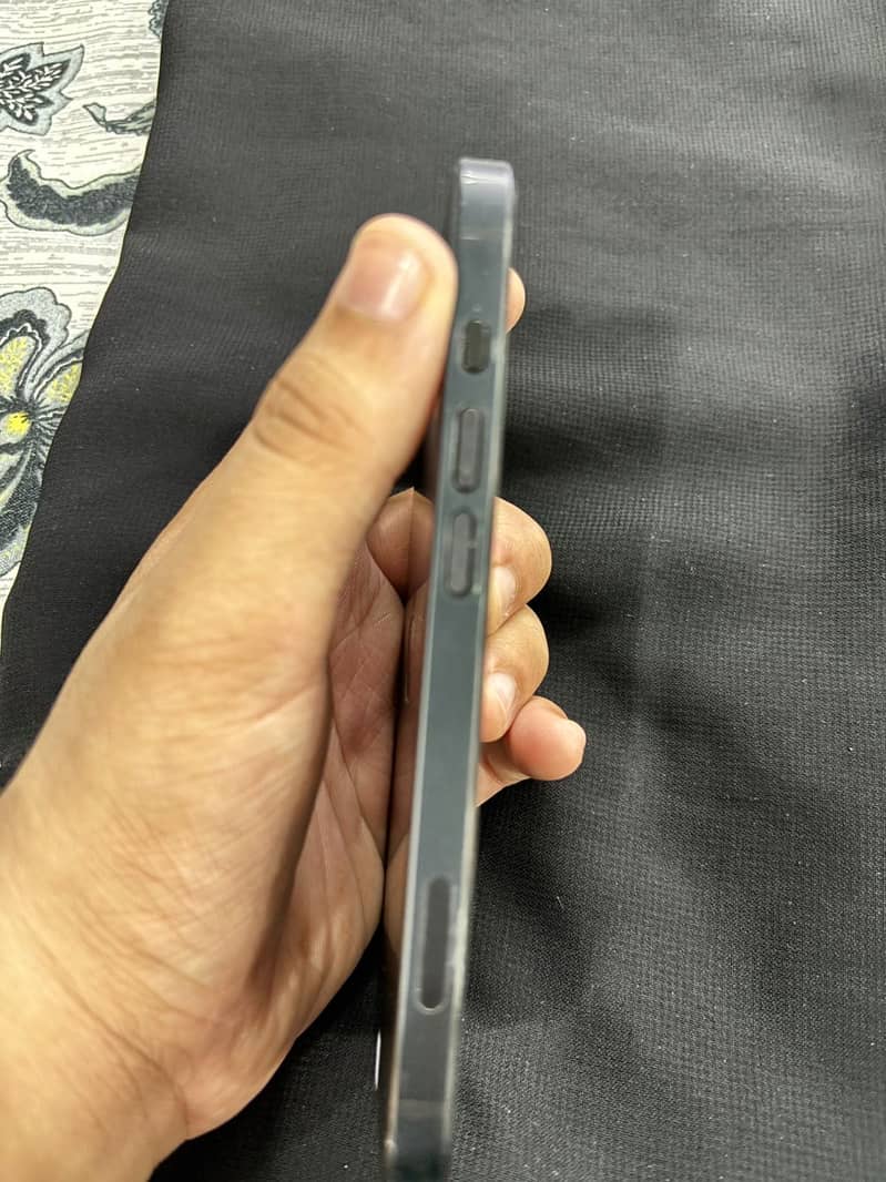 Apple iPhone 16e 5