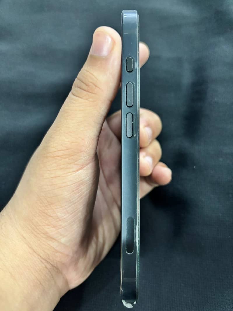 Apple iPhone 16e 6
