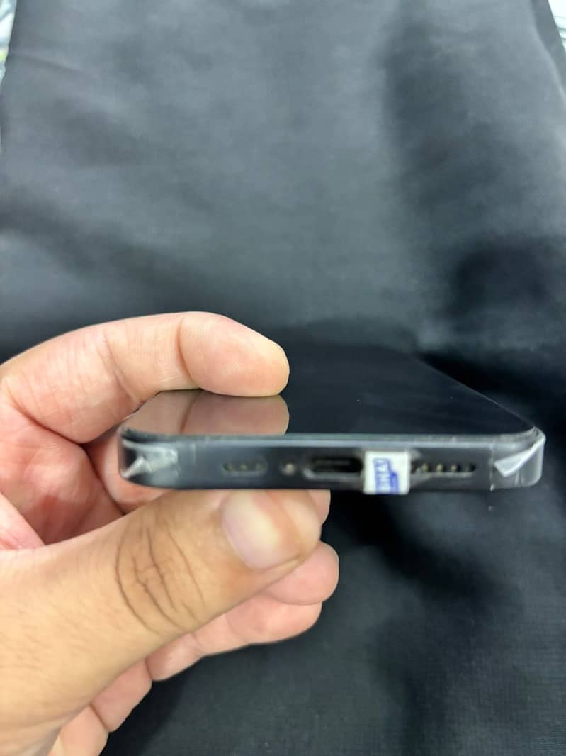 Apple iPhone 16e 7