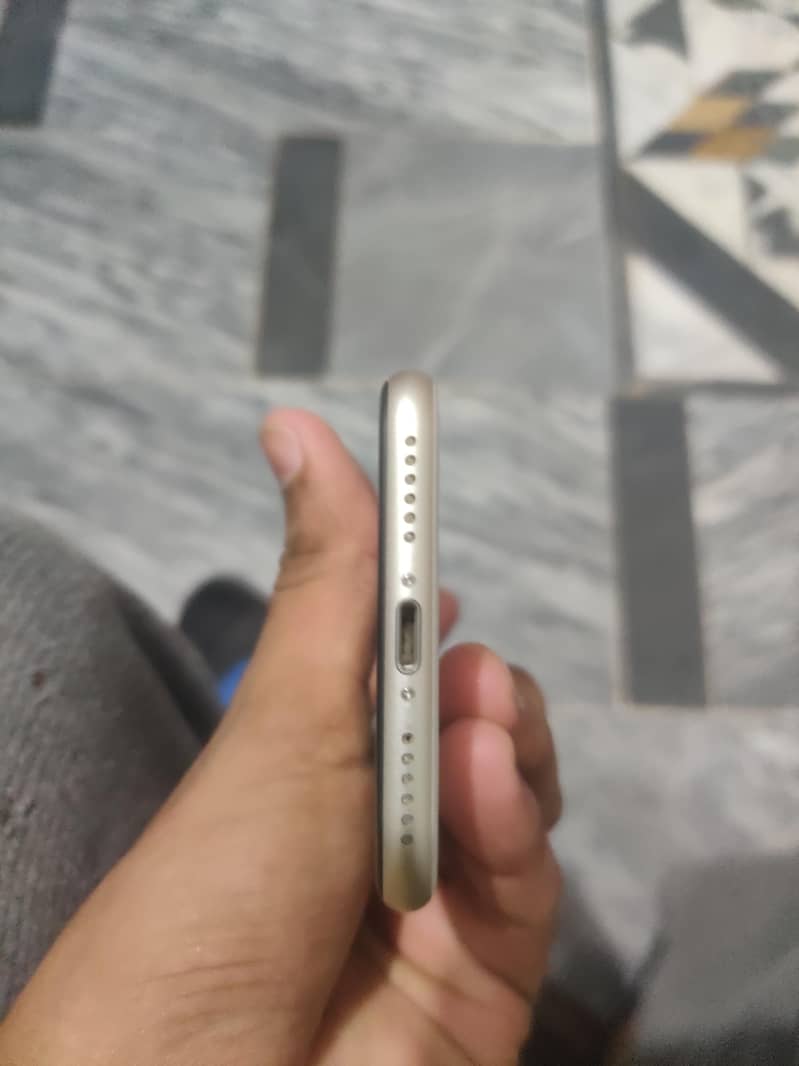 Apple iPhone SE 3 4