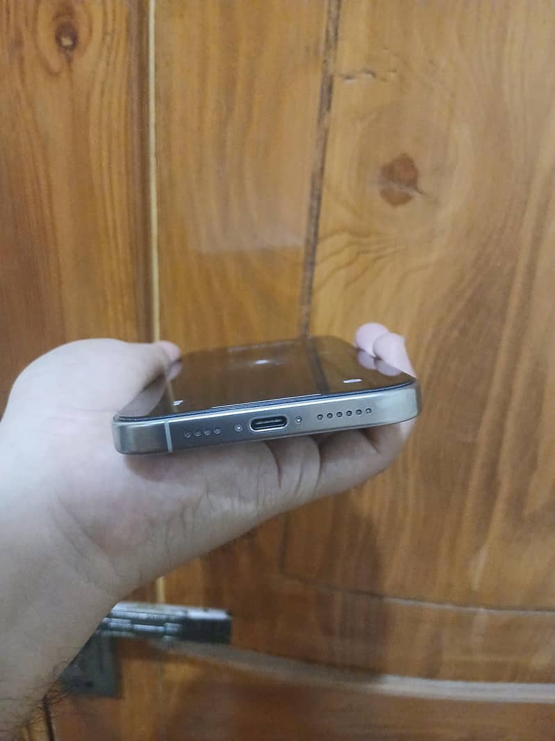 Apple iPhone 16 Pro Max 4