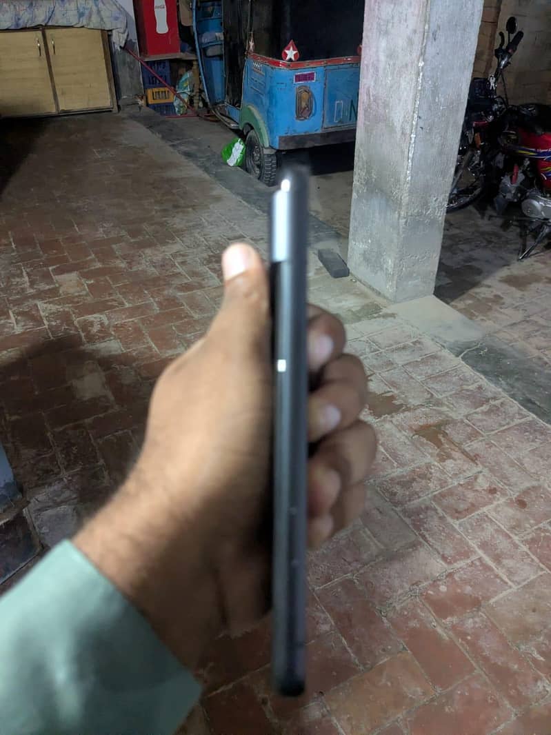 Google Pixel 8 4